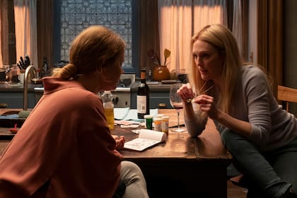 La doctora Anna Fox (Amy Adams), una psicóloga infantil agorafóbica, se hace amiga de su nueva vecina Jane Russell (Julianne Moore)