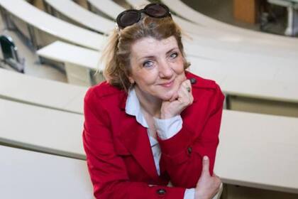 La doctora Cristina Cattaneo trabaja arduamente para identificar los nombres de miles de muertos en un naufragio en el Mediterráneo