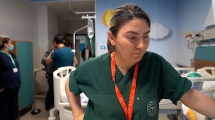 La doctora Ilknur Banlicesur, cirujana pediátrica, dice que muchos niños no pueden hablar debido al trauma.