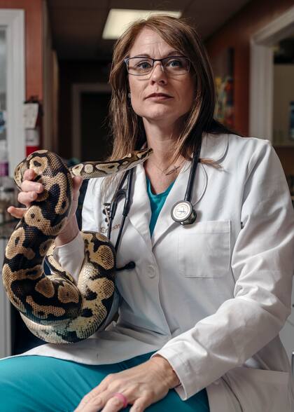La doctora Karen Emerson, del Emerson Animal Hospital, en West Point, Mississippi (Houston Cofield/The New York Times)