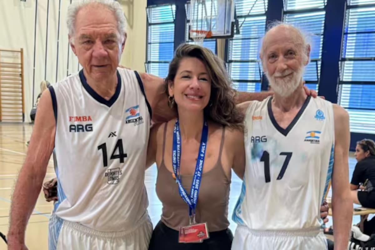 La doctora María Teresa Zalazar acompañó a la categoría +80 en su entrenamiento previo al mundial y luego durante el desarrollo del campeonato