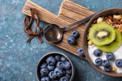 La doctora Sara Marín asegura que combinar kéfir con kiwi eleva el triptófano, la serotonina y la melatonina natural, facilitando el sueño. Foto: iStock