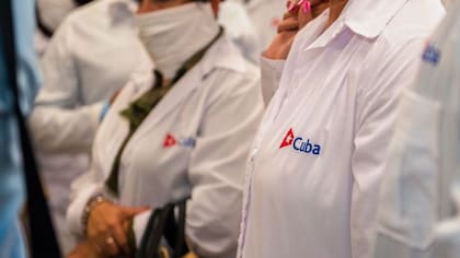 La doctora se refiere a su pasaporte oficial, el documento que se expide en Cuba