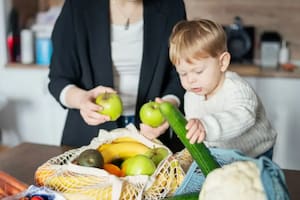 La doctora Suárez recomienda exponer a los niños a los vegetales como si fueran juguetes