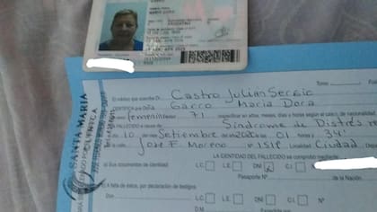 La documentación que acredita el deceso de la mujer. La familia pide explicaciones a las autoridades por lo ocurrido.