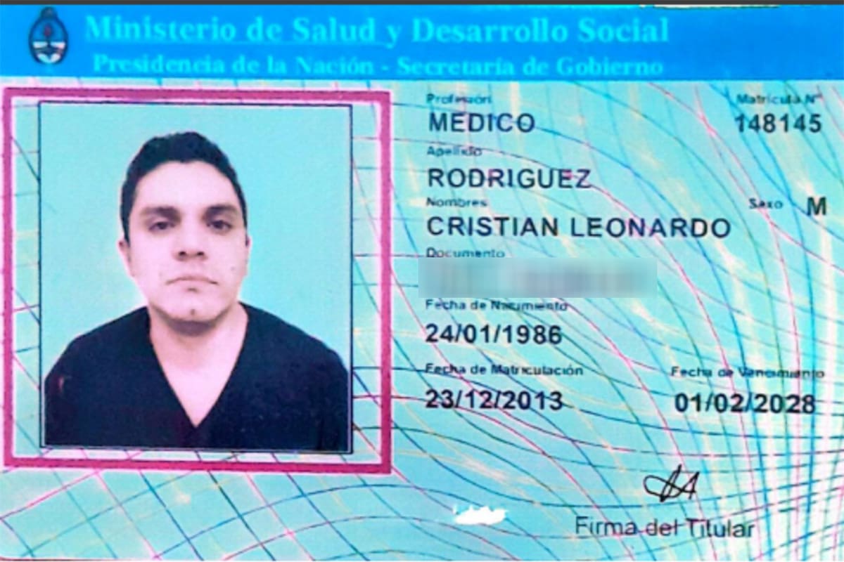 La documentación que presentaba el falso médico para trabajar en hospitales, clínicas y sanatorios