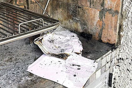 La documentación que uno de los investigados intentó quemar en una parrilla