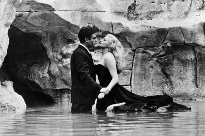 Marcello Mastroianni y Anita Ekberg en la célebre escena de la fuente en el clásico de Fellini, que la semana próxima regresa a los cines porteños en copia remasterizada