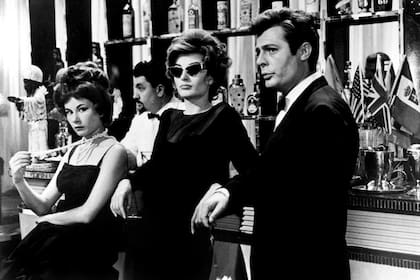 Anouk Aimée y Mastroianni, en la escena del restaurante