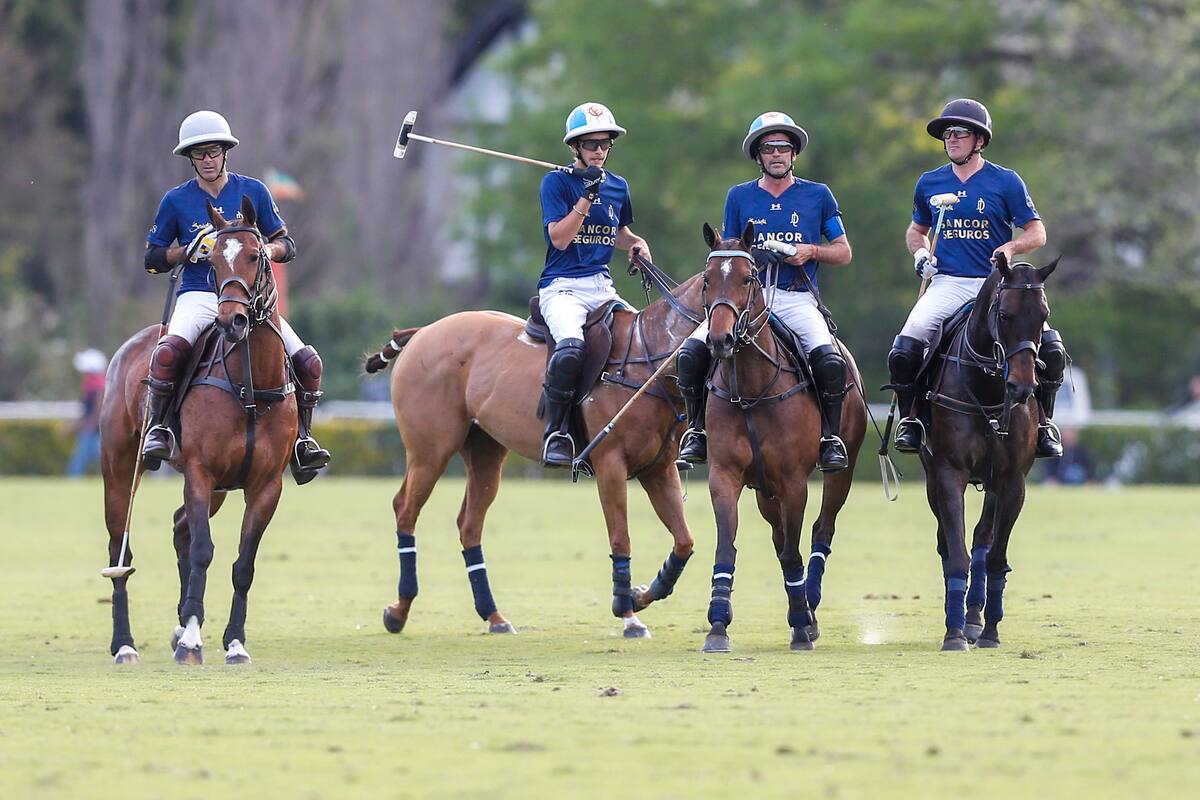 La Dolfina en el Abierto de Tortugas de 2022, certamen en el que no le fue bien; el reciente campeón de Hurlingham es el único equipo que puede ganar la Triple Corona este año, y para eso necesita obtener el segundo torneo de la serie.