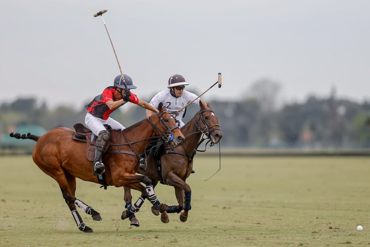 La Dolfina II consiguió un amplio triunfo sobre La Irenita II en Pilar; en la imagen, Martín Podestá (h.) lucha por la bocha con Peke González