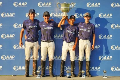 La Dolfina Oriental, en lo más alto del podio: Alejo Taranco, Pelón Stirling, Pedro Chavanne y Santino Taranco