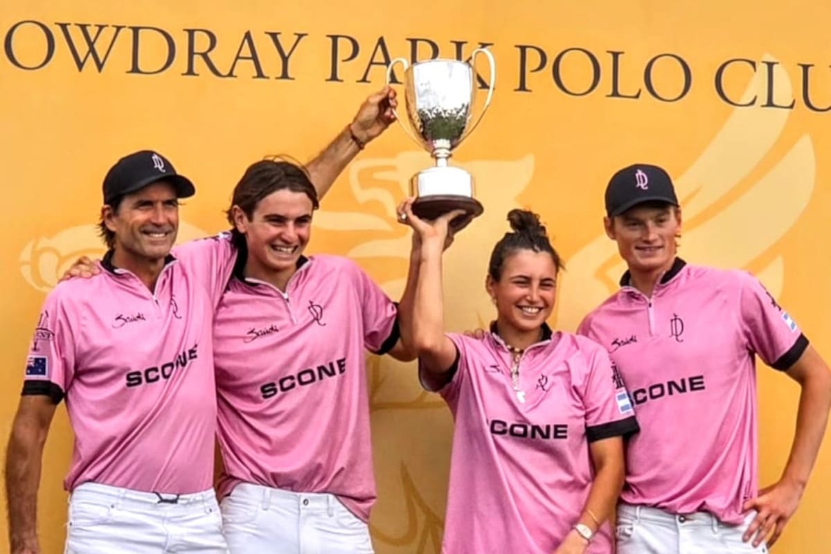 La Dolfina Scone, con el trofeo por ganar la semifinal: Adolfito Cambiaso junto a Paco de Narváez, Mía Cambiaso (22 años) y Hugo Taylor