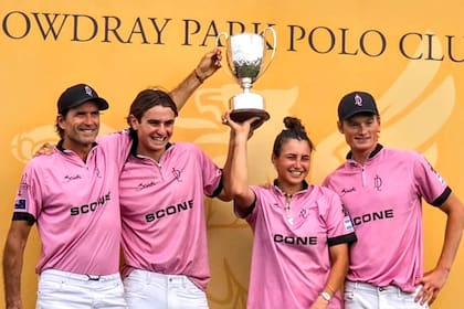 La Dolfina Scone, con el trofeo por ganar la semifinal: Adolfito Cambiaso junto a Paco de Narváez, Mía Cambiaso (22 años) y Hugo Taylor