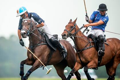 Antihéroe y héroe: Adolfo Cambiaso, expulsado provisionalmente, y Francisco Elizalde, de formidable rendimiento en la primera semifinal de Hurlingham.