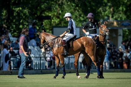 La Dolfina y Ellerstina se enfrentaron durante 4m45s en el desenlace de Tortugas, pero se acordó suspender el juego luego de este encuentro entre Eduardo Novillo Astrada (h.), Juan Martín Nero y Facundo Pieres; este sábado, los de blanco y los de negro definirán Hurlingham en Palermo.