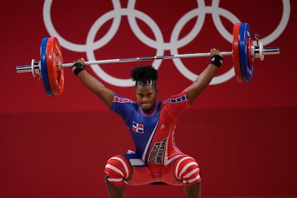 La dominicana Crismery Santana compite en la categoría de 87 kg del levantamiento de pesas de los Juegos Olímpicos de Tokio, el lunes 2 de agosto de 2021. (AP Foto/Luca Bruno)