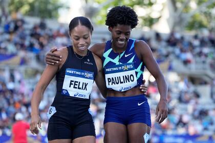 La dominicana Marileidy Paulino abraza a la estadounidense Allyson Felix, tras ganar los 400 metros en el encuentro de la Liga de Diamante en París, el sábado 28 de agosto de 2021 (AP Foto/Francois Mori)