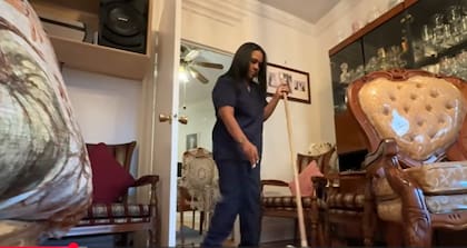 La dominicana se encarga de la cocina y limpieza del hogar de su paciente