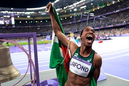La dominiquesa Thea Lafond celebra tras ganar la medalla de oro del salto triple del atletismo de los Juegos Olímpicos, el sábado 3 de agosto de 2024, en Saint-Denis, France. (AP Foto/Matthias Schrader)