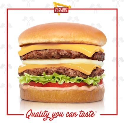 La Double-Double está compuesta por La Double-Double de In-N-Out está compuesta por dos pedazos de carne de res y dos rebanadas de queso americano