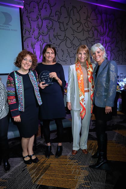 La Dra. Vanesa Gottifredi, la premiada Dra. Marina Simian (de la startup argentina que desarrolla un método de detección temprana de cáncer), María Victoria Alcaraz y Agustina Rossi, directora de la Fundación Rossi