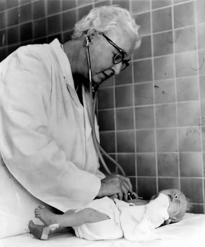 "La dra. Virginia Apgar le da la bienvenida al huésped más reciente del mundo", decía al pie de esta foto el diario World Journal Tribune en octubre de 1966