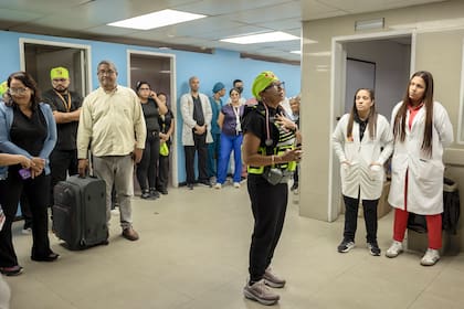 La Dra. Zaira Medina, directora del Hospital Pérez de León de Caracas, se dirige a su personal antes de partir hacia la zona más afectada por el terremoto, La Guaira