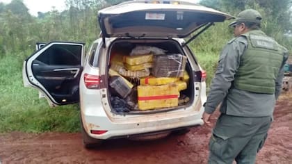 La droga incautada en Misiones estaba escondida en 1100 paquetes repartidos entre el asiento traser y el baúl de una camioneta abandonada