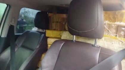 La droga incautada en Misiones estaba escondida en 1100 paquetes repartidos entre el asiento traser y el baúl de una camioneta abandonada