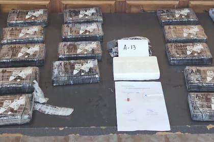 La droga secuestrada estaba en compartimientos estancos que flotaban en el Río Paraná.
