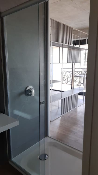 La ducha de las unidades del proyecto son visibles desde el dormitorio del departamento