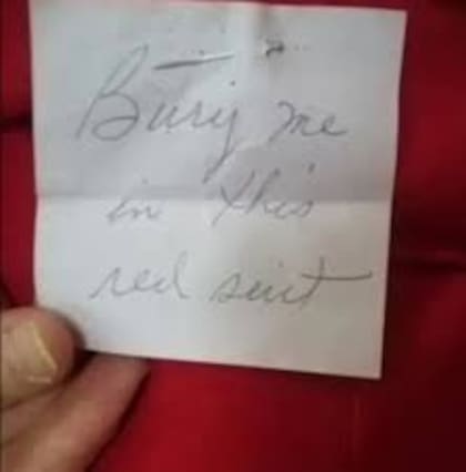 La dueña anterior pidió ser enterrada con este saco