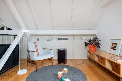 La dueña de casa disfruta de buscar y elegir muebles vintage, que se lucen sobre la base neutra. Sobre la alfombra, alargue eléctrico 'Arlequín' (BOA).