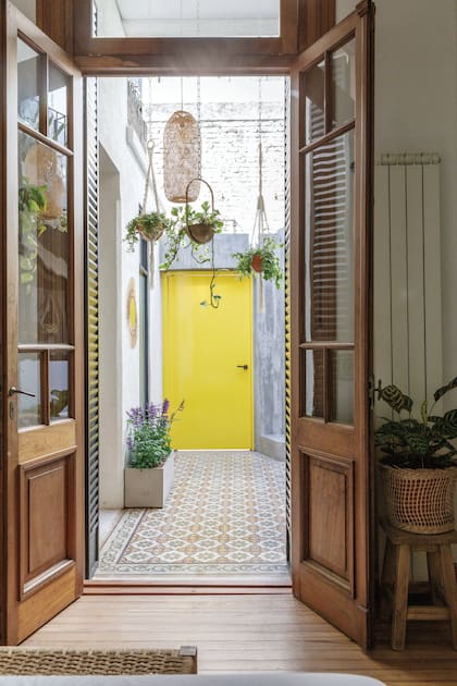 La dueña de casa eligió el sintético ‘Kem 6903 Cheerful’ (Sherwin Williams) para la darle impacto y contraste al venerable patio de su PH.