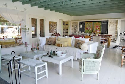 En el respaldo del sillón esterillado y restaurado hay un bordado en petit point hecho por la dueña de casa.