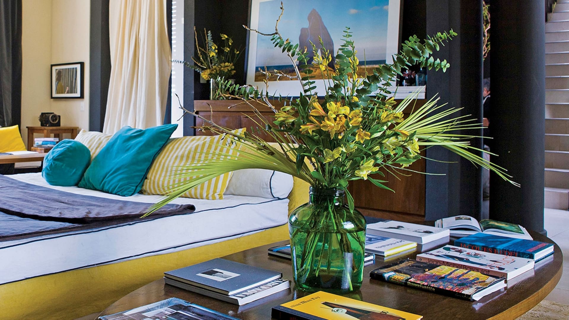 La dueña de esta casa realiza exquisitas combinaciones de materiales y colores con rigor profesional y sensibilidad de artista. Géneros infinitos y un tesoro de ideas por descubrir.