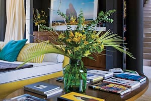 La dueña de esta casa realiza exquisitas combinaciones de materiales y colores con rigor profesional y sensibilidad de artista. Géneros infinitos y un tesoro de ideas por descubrir.