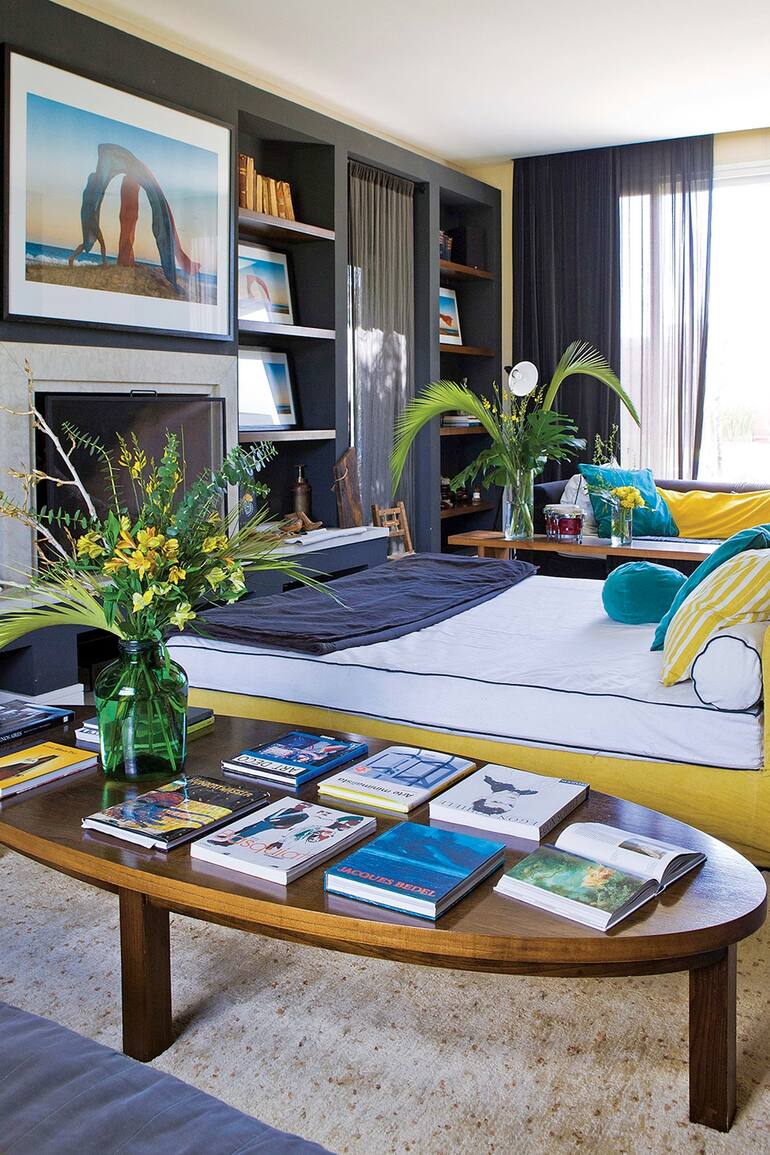 La dueña de esta casa realiza exquisitas combinaciones de materiales y colores con rigor profesional y sensibilidad de artista. Géneros infinitos y un tesoro de ideas por descubrir.