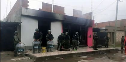 La dueña de un depósito y coordinadora de tours de compras, quemó la mercadería para que no fuera incautada.