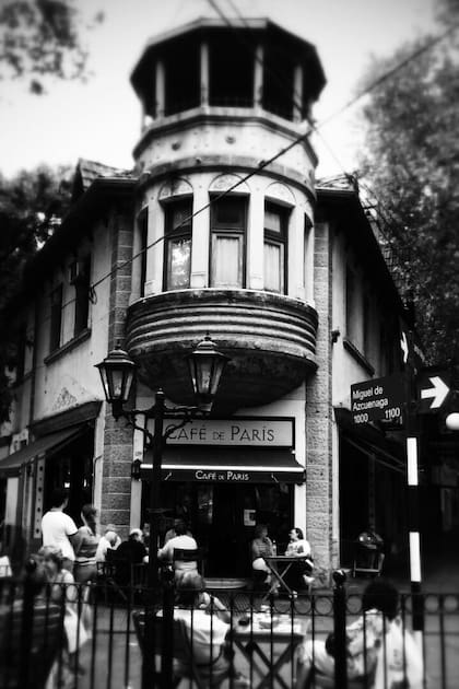 Marina, actual propietaria del Café de París, confirmó a LA NACION que si bien el comercio permanece cerrado desde el inicio de la cuarentena, se espera que pronto retome la actividad bajo una nueva gerencia