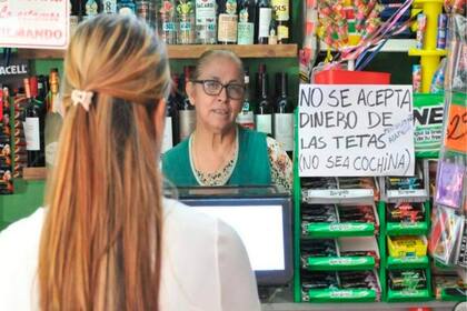 La dueña del comercio se cansó de recibir los billetes "hechos agua" por la transpiración de los escotes de sus clientas