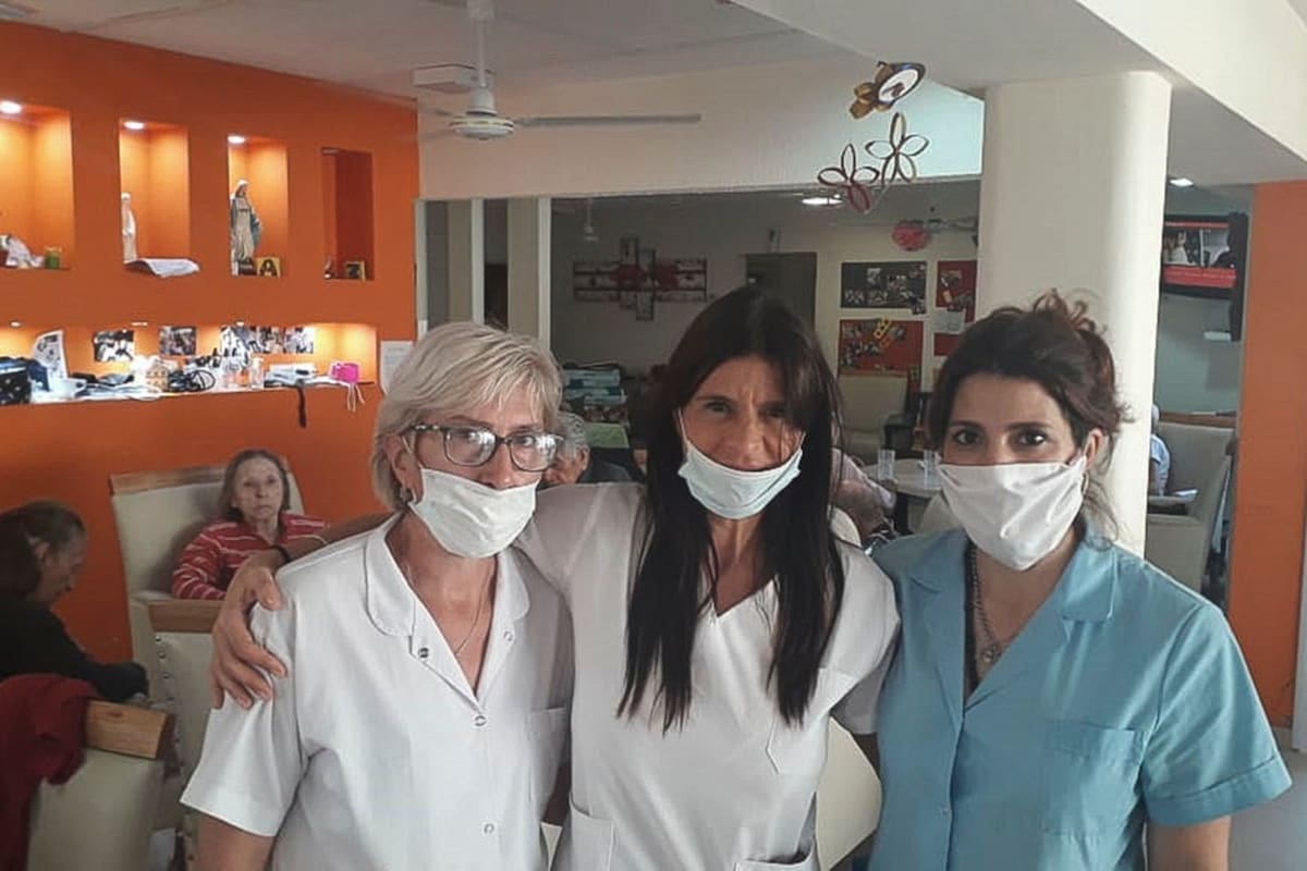 La dueña del geriátrico junto a empleadas