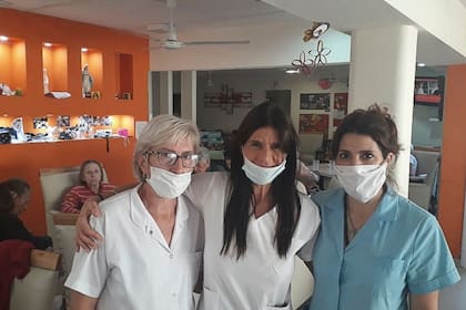 La dueña del geriátrico junto a empleadas