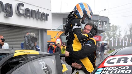 La dupla Emiliano Spataro - Christian Ledesma se llevó la victoria en los 200 Kilómetros de Buenos Aires del Súper TC2000.
