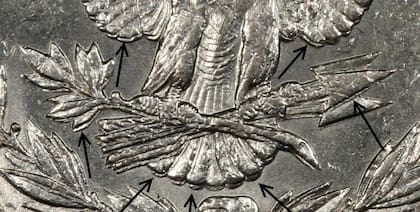 La duplicación es particularmente visible en las plumas de la cola del águila heráldica del reverso