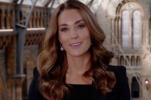 La duquesa de Cambridge grabó un pequeño video en el Museo de Historia Natural de Inglaterra en el que se ve que habría incumplido una de las reglas de la corona relacionadas a la manera de vestirse para un evento oficial