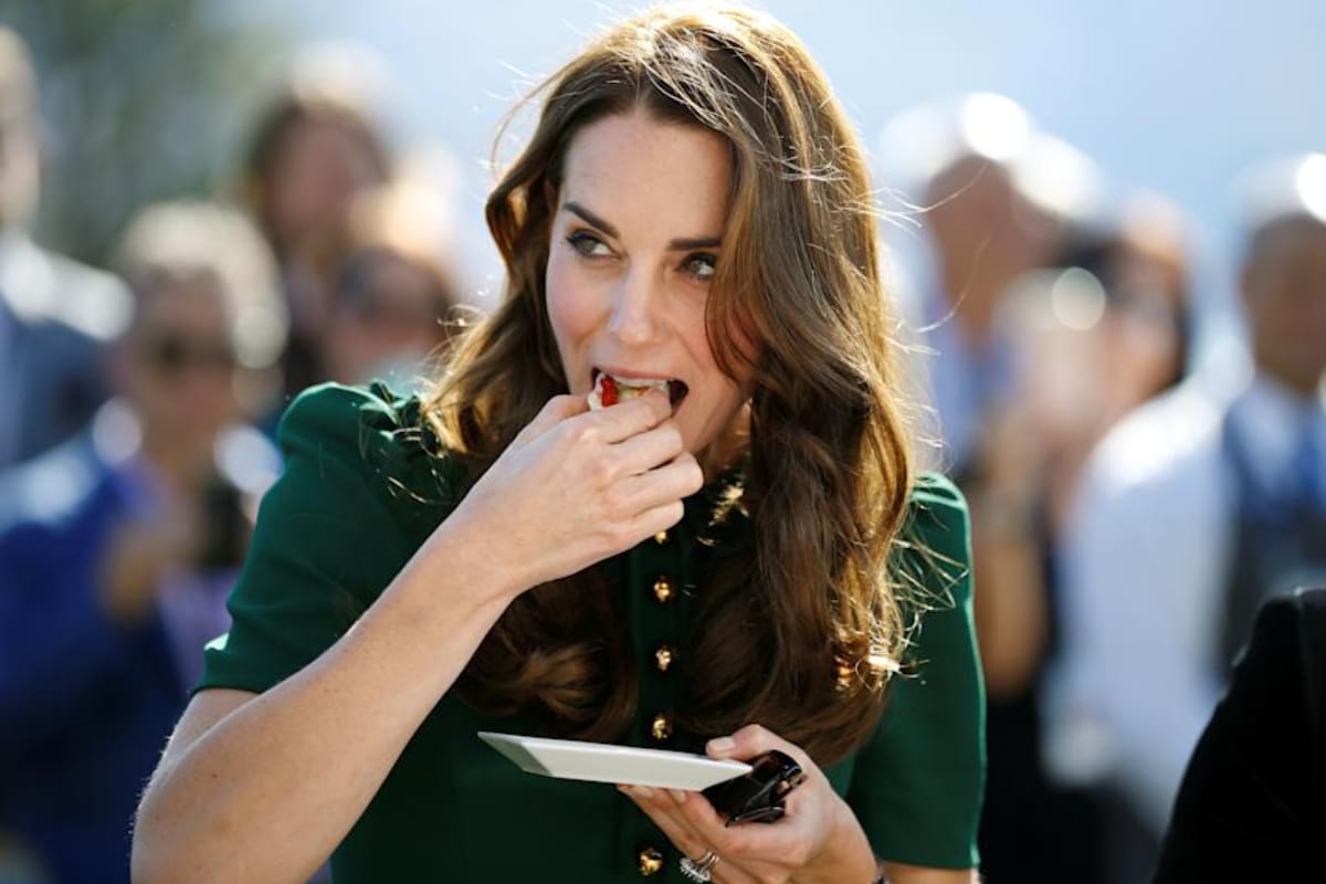La duquesa de Cambridge Kate Middleton prueba comida durante el evento Taste of British Columbia en la bodega Mission Hill en Kelowna, Columbia Británica, Canadá, el 27 de septiembre de 2016