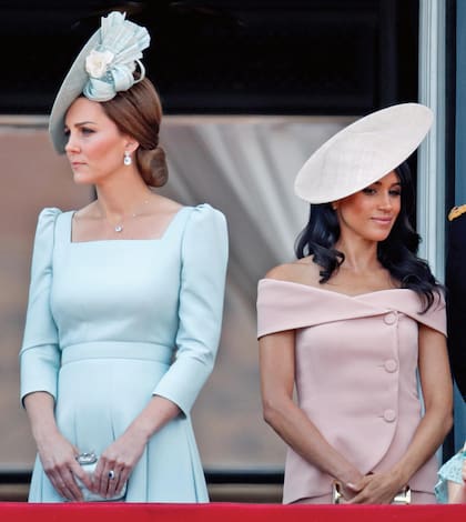 La duquesa de
Cambridge y la duquesa de Sussex en
el balcón del Palacio de Buckingham
durante el Trooping the Color de
2018. El gesto de distancia entre ellas
alimentó los rumores de una pelea.