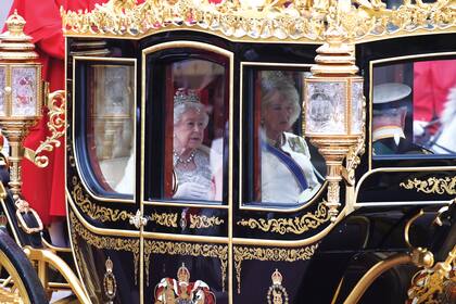 La duquesa de Cornwall junto a Isabel II cuando regresan al palacio de Buckingham después de la apertura del Parlamento, el 14 de octubre de 2019.